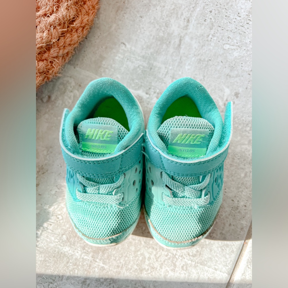 NIKE Stelos